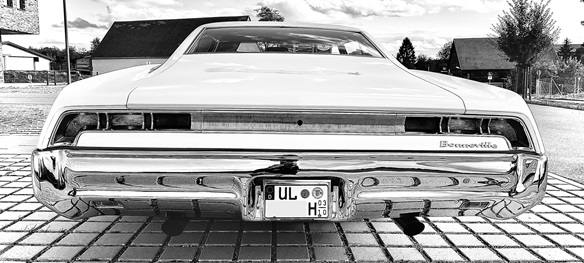 Der einmalige Anblick des Pontiac von hinten mit seinen dominanten Auspuffrohren